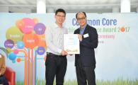 Prof Marshal Liu (left) was presented the Honorary Mention by Prof Roger Cheng, Associate Provost for Teaching and Learning at the Common Core Teaching Excellence Award 2017 Presentation Ceremony on May 14, 2018.