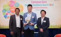 Prof. Percy Dias (left), Chairman of Committee on Undergraduate Core Education, and Prof. Pong Ting-Chuen (right), Acting Provost, jointly present the award to Prof. Thomas Hu.