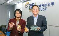 苏孝宇教授(右)和张健钢展示其音频科技的研发成果。