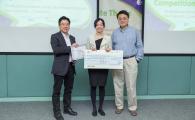 (from left) Prof Ting Chuen Pong, Director of Center for Engineering Education Innovation (E2I), champion Liwen Jing, and Prof King Lun Yeung, Associate Dean of Engineering (Research and Graduate Studies)