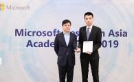 Zhang Hongming (right), one of 12 MRSA 2019 awardees out of 101 applicants, received the award from Dr. Hon Hsiao-Wuen, Corporate Vice President, Microsoft Asia-Pacific R&D Group, Microsoft Research Asia.