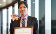 黃智榮教授獲頒2020年度「祁敖卓越教學服務獎章」。