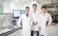 （左起）陈擎教授与其研究团队成员李良昱（博士后研究员）及肖狄文（博士生）于科大能源研究院实验室内。工作桌上正是为制造纳米多孔锌金属电极而设的装置。
