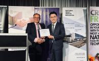 楊偉諾（右）於2022 年 10 月在澳洲珀斯舉行的國際物流與運輸學會國際會議上獲頒「2022年度國際青年成就獎」。