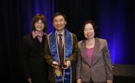 陳雙幸教授（中）因其科研貢獻惠及多家企業，獲Sigma Xi科學研究學會嘉許，於2023年授銜為該會院士。