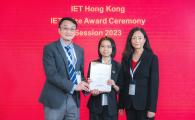 李蔓怡（中）及叶文菁教授（右）於2023年12月18日出席工程及科技学会香港分会在周年大会及晚宴上举办的颁奖典礼。