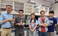 （左起）科大化學及生物工程學系助理教授Yoonseob Kim、博士生黃俊（論文的第一作者）、博士生李晨、博士後研究員Ki-Taek Bang博士及博士生羅航
