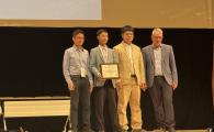 沈劭劼教授（左一）及其两位前博士学生周博宇博士（左二）和徐浩博士（右二）於颁奖礼上获颁2024年《IEEE 机械人学报》傅京孙最佳论文奖。这个奖项每年选出在该学报上发表的一篇最佳论文。
