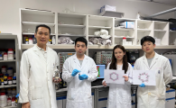 (From left) Prof. Yoonseob Kim, Assistant Professor of the Department of Chemical and Biological Engineering at HKUST, and his PhD students: Huang Jun (the first author of the paper), Li Chen and Luo Hang（（左起）科大化學及生物工程學系助理教授Yoonseob Kim以及其博士生：黃俊（論文第一作者）、李晨與羅航