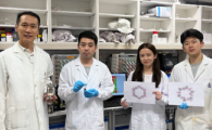 (From left) Prof. Yoonseob Kim, Assistant Professor of the Department of Chemical and Biological Engineering at HKUST, and his PhD students: Huang Jun (the first author of the paper), Li Chen and Luo Hang