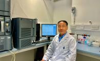 Prof. Zhang Xiangru discovers an effective and rapidly degradable disinfectant. Using the instrument known as “ultra-performance liquid chromatography/electrospray ionization-triple quadrupole mass spectrometry (UPLC/ESI-tqMS)”, he successfully detects the degradation products of 2,6-DCQ and determines the degradation pathway of 2,6-DCQ in seawater.