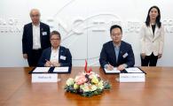 Witnessed by Prof. Wang Yang (back left), HKUST Vice-President for Institutional Advancement, and Ms. Bao Yilin (back right), Board of Director of Guangdong Holdings Limited, Prof. Hong K. Lo (front left), HKUST Dean of Engineering, signs the agreement with Mr. Chen Zhiyu (front right), General Manager of Hong Kong Gathering Talents.