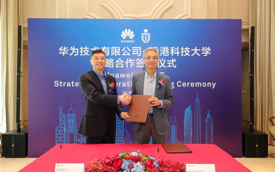 Prof. Wei SHYY, HKUST President (right) and Mr. XU Wenwei William, Chief Strategy Marketing Officer of Huawei, sign the agreement.