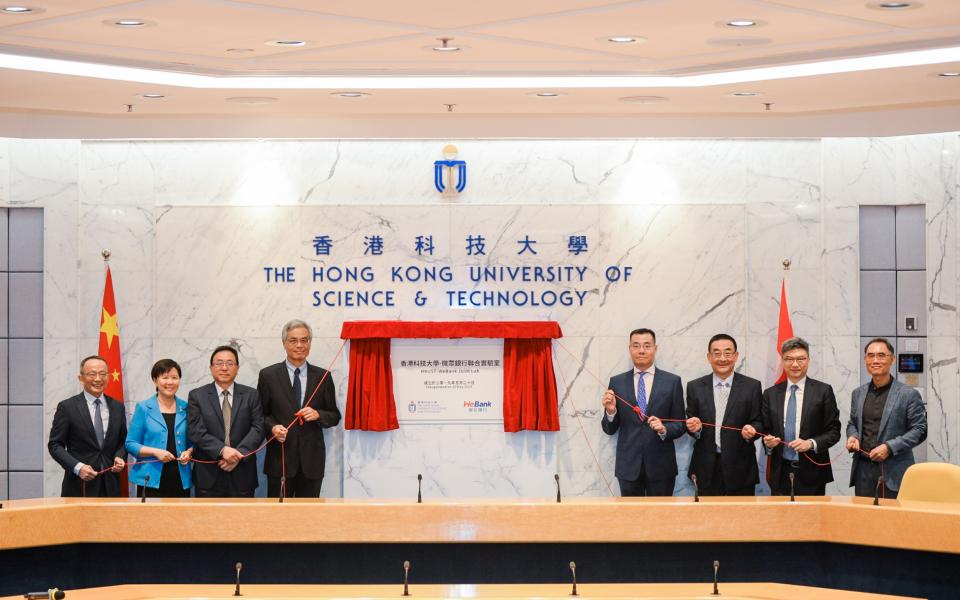 HKUST President Prof. Wei SHYY (fourth left), HKUST Provost Prof. Lionel NI (third left), HKUST Vice-President for Research and Development Prof. Nancy IP (second left), HKUST Dean of Engineering and Director of the Joint Lab Prof. Tim CHENG (first left), WeBank Chairman and CEO Mr. David KU (fourth right), WeBank President Mr. LI Nanqing (third right), WeBank Executive Vice-President and Chief Information Officer Mr. Henry MA (second right) and Prof. YANG Qiang, Chief AI Officer of WeBank and Chair Profess