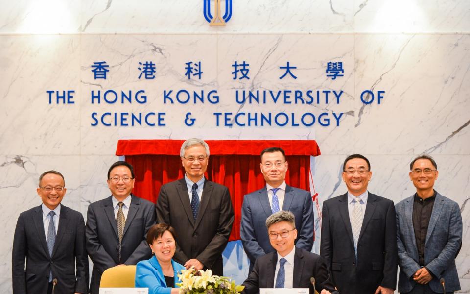 Prof. Nancy IP (front left), HKUST Vice-President for Research and Development, and Mr. Henry MA (front right), Executive Vice-President and Chief Information Officer of WeBank sign the agreement.	