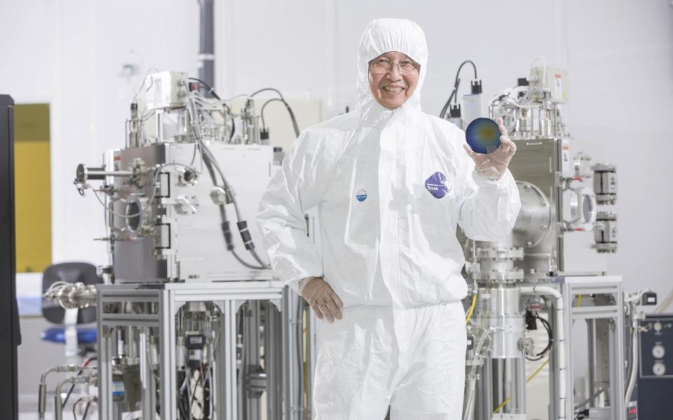  Prof. Tang Ching-Wan in his laboratory at HKUST