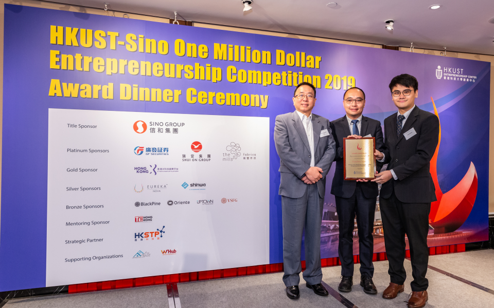 The “Horizon Biochip” team not only won the President Award of the HKUST-Sino One Million Dollar Entrepreneurship Competition 2019, but also GF Innovation Award and Focus Area Awards (Healthcare Prize). Professor Lionel NI (left), Provost of HKUST, presented the grand prize to the team at the award ceremony. 