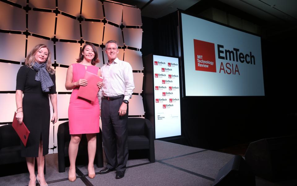 Prof Angela Wu received the Innovators Under 35 Asia Award from Steve Leonard (right), Founding CEO of SGInnovate, EmTech Asia’s Disruptive Innovation Partner, and Antoinette Matthews, Vice President of Licensing and Communities, MIT Technology Review (left).