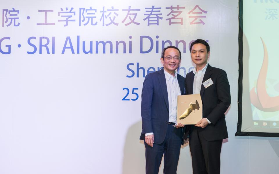 (Left) Prof Tim Cheng draws the lucky winner of a special prize sponsored by Prof Wei Shyy, Executive Vice-President & Provost