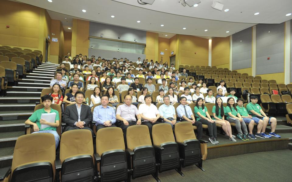 Group photo of all participants, school teachers, judges and student helpers of the competition. 