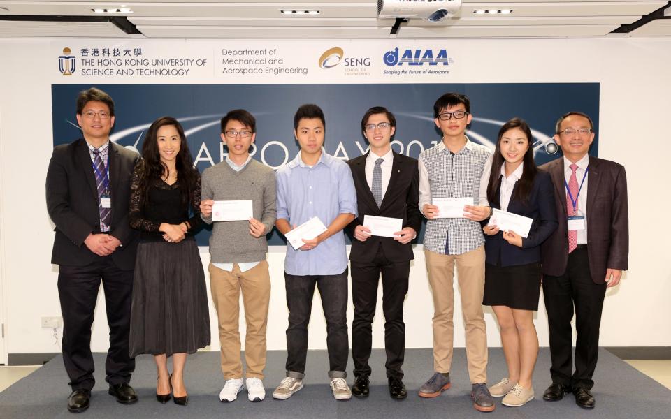 Ms Candy Nip (2nd from left), Principal Assistant Secretary for Transport and Housing (Transport), presents scholarships of the Hong Kong Aviation Scholarship Scheme to five Year 1 engineering undergraduate students. 