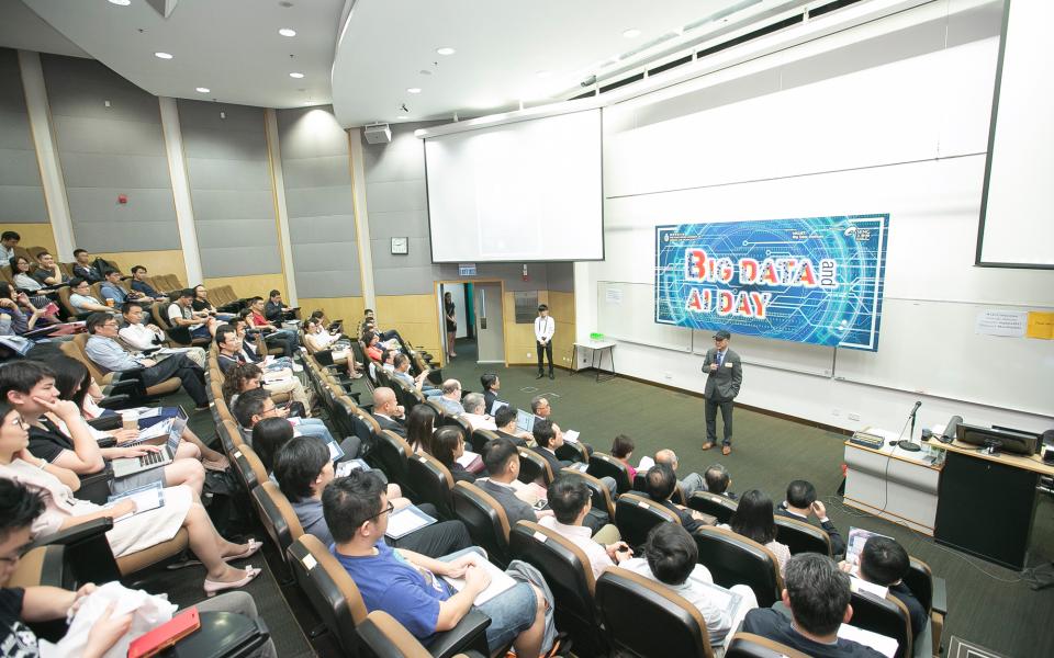 香港科技大学（科大）大数据研究所今天首次举行大数据及人工智能日。世界级专家及业内领袖与科大的学者作全面交流，讨论这范畴的未来发展。  大数据研究所於2016年成立至今，首办大数据及人工智能日，吸引了500多位参加者；他们包括来自本地和海外的学者和大学生，以及大数据和人工智能行业的精英，奠定大数据研究所在这范畴的领导地位。  其中一位主讲嘉宾 – 中央人民政府驻香港特别行政区联络办公室副主任，原中国科学院副院长谭铁牛博士说：「香港是大数据及人工智能研发的理想之地，而大数据和人工智能将使香港更智慧、更强大，是香港的希望。” 谭博士的讲题是 “大规模视像数据分析。」  叁位开幕主礼人為科大校长陈繁昌教授、副校长（研发及研究生教育）晨兴生命科学教授叶玉如教授，以及工学院院长郑光廷教授。  郑光廷院长说：「科大的大数据研究所已成為一个跨学科和跨机构的合作平台，使科大可以与业内伙伴合作，并开发这学术领域的新课程。」  他又说：「科大推出了有关大数据和人工智能的大规模举措， 包括成立叁个研究所和实验室 – 大数据研究所、微信-香港科技大学人工智能联合实验室、大数据生物智能实验室，以及两个开创性课程– 大数据科技理学硕士课程