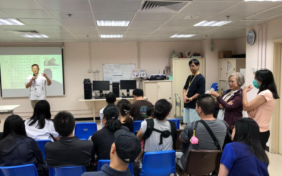 Prof Richard So gave a talk on hearing impairment to parents of hearing-impaired children.