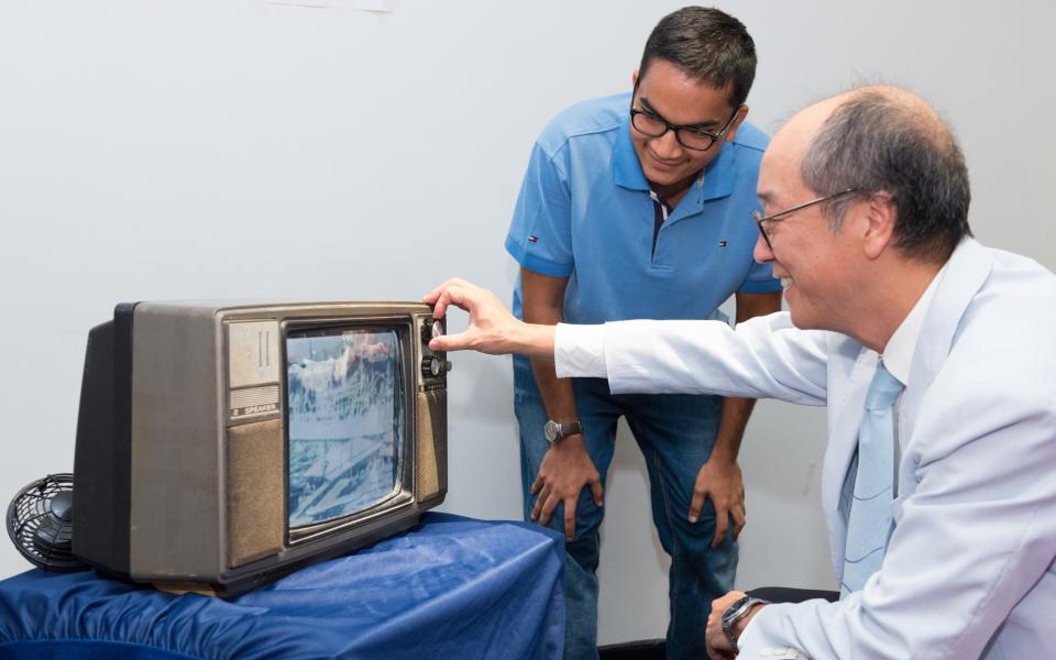 Urvil introduced the MemoTV to HKUST President Prof Tony F Chan during the project exhibition.