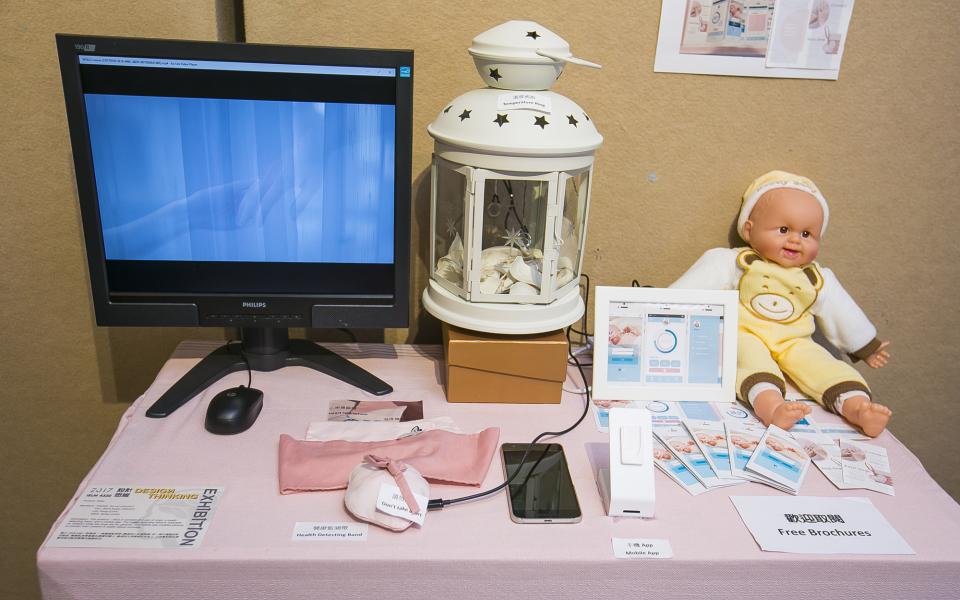  The "WOLO" health detecting system for children includes a pair of temperature rings for parents to feel their children’s body temperature, a wearable health detecting band that measures the body temperature and pulse of children, and an app that enables parents to monitor their children’s health status remotely.