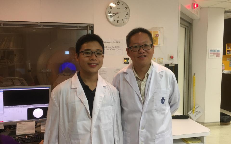 Prof. So (right) and his undergraduate student Felix Cho in HKUST’s Individualized Interdisciplinary Major Program during a functional magnetic resonance imaging (MRI) study at Prince of Wales Hospital.