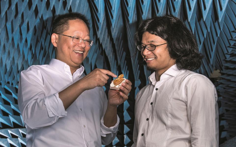 Prof. So (left) discussing how to model human auditory responses with his former student Calvin Zhang, a graduate of HKUST’s MPhil in Technology Leadership and Entrepreneurship Program and a successful entrepreneur. 