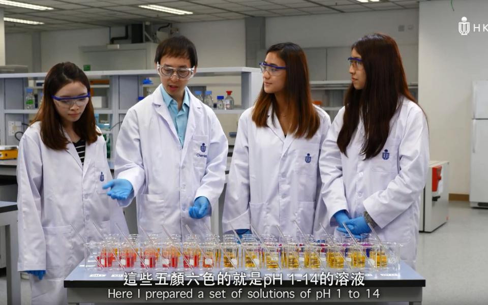 Dr. Chan (second left) and students explain scientific phenomenon in a lively video featured on STEM@HKUST. 