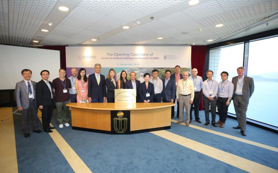 Group photo of Prof Wei Shyy (sixth left), Mr Mark Hodgson (first right), Vice-President for Administration and Business, and Prof Pascale Fung (seventh left) with Deans and AI experts at HKUST. 