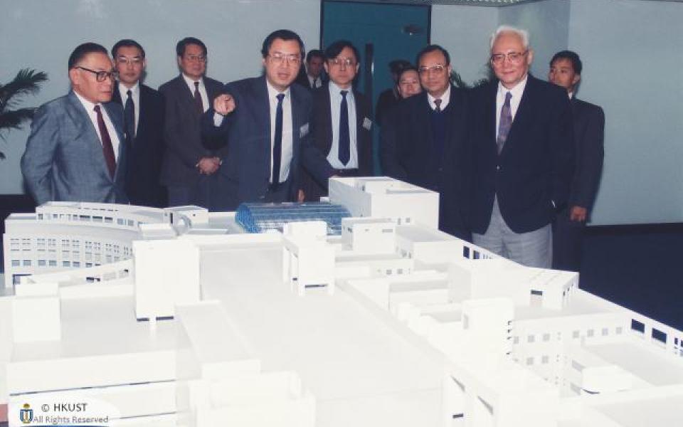 Dr. Chung (first left, front) introduced HKUST’s development plan to LU Ping, then Secretary General of the Hong Kong and Macao Affairs Office (first right, front) upon his visit to HKUST in 1992.