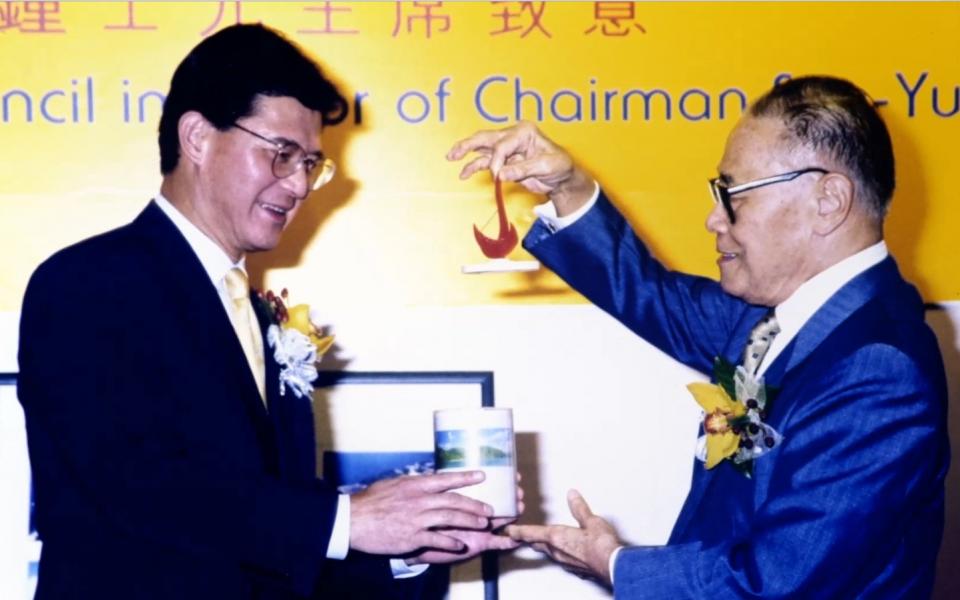 Dr. Vincent H. S. LO, GBS (left) was appointed as Chairman of the Council at HKUST in 1999, succeeding Dr. Chung who stepped down from the post after 11 years of service.  