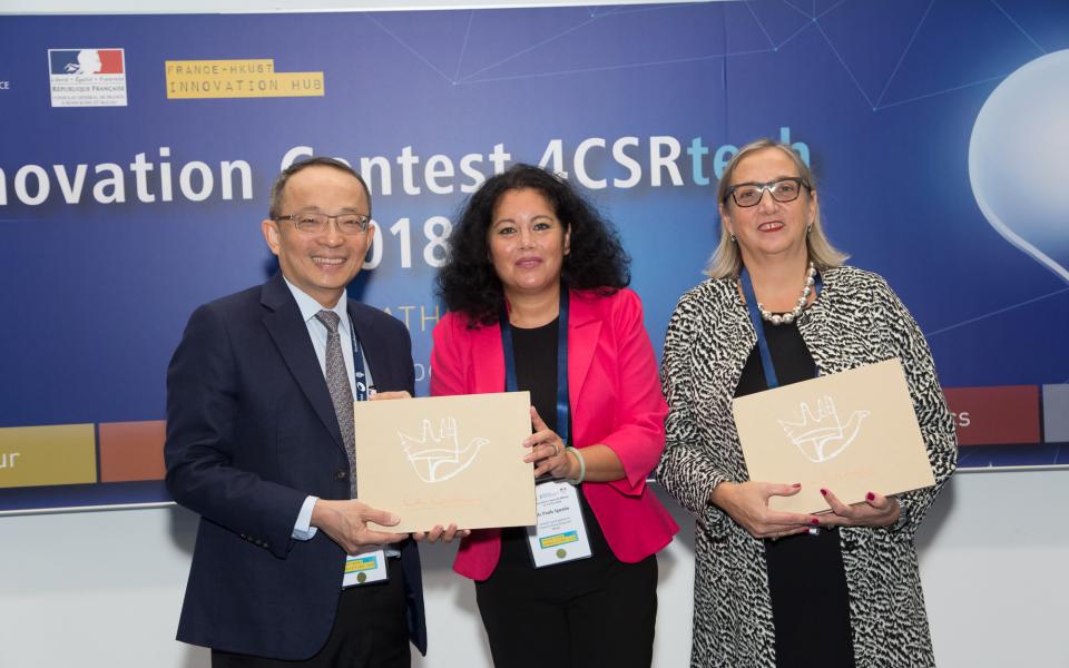 Ms. Paule Ignatio, Deputy Consul General of France in Hong Kong and Macau (middle), presents a souvenir to Prof. Tim Cheng, Dean of Engineering of HKUST (left), and Ms. Brigitte Dumont, Chief CSR Officer of Orange Group (right).