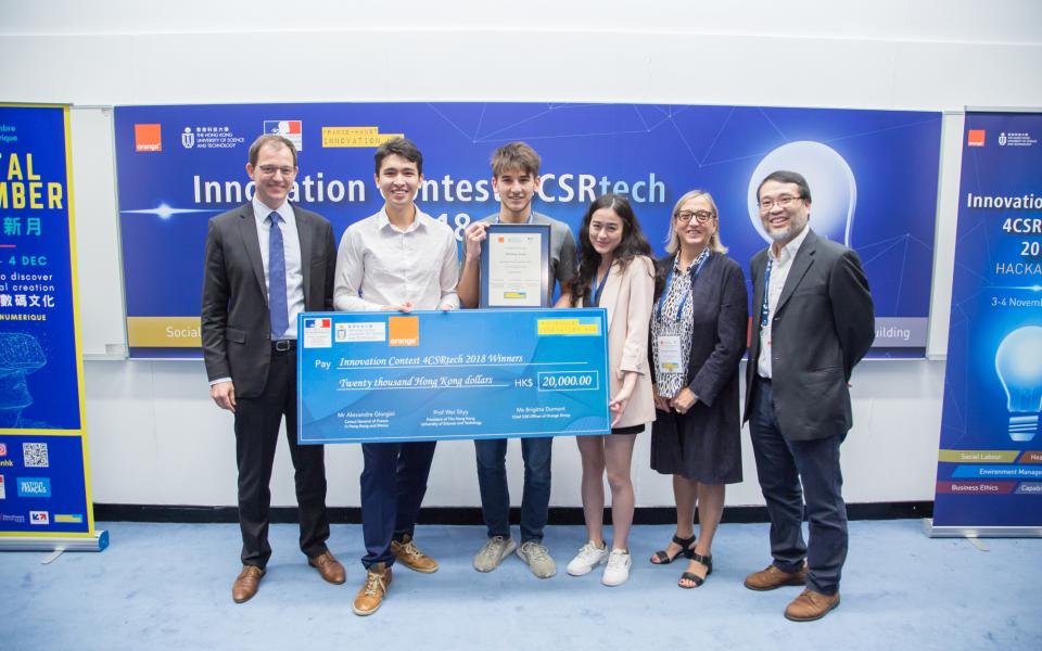 Mr. Frédéric Bretar presents an award to the winning team BeeInventor, accompanied by Ms Brigitte Dumont and Prof. Chow King-Lau.