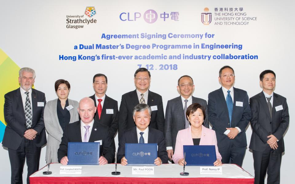 在簽署合作協議後，中華電力、科大及英國史特拉斯克萊德大學代表與嘉賓合照留念。