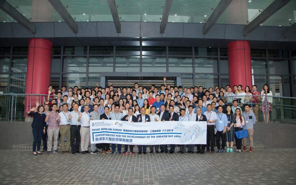 All the alumni and guests from Hong Kong and Shenzhen at the entrance of the HKUST SZ IER Building