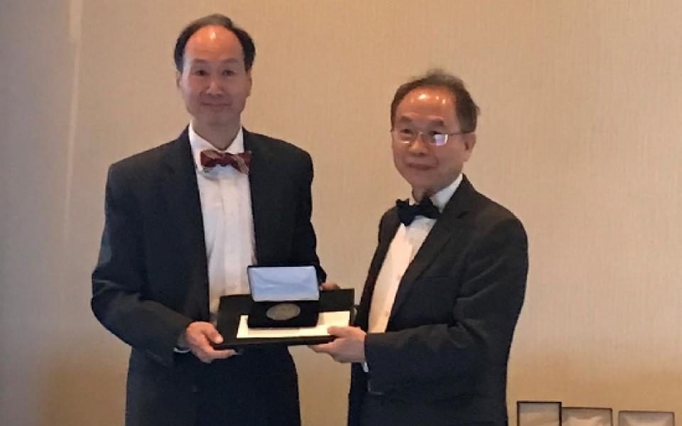 Prof. WU Shin-Tson (right), Honors and Awards Chair of the Society for Information Display (SID), presented the award to Prof. Kwok at the SID Award Banquet.