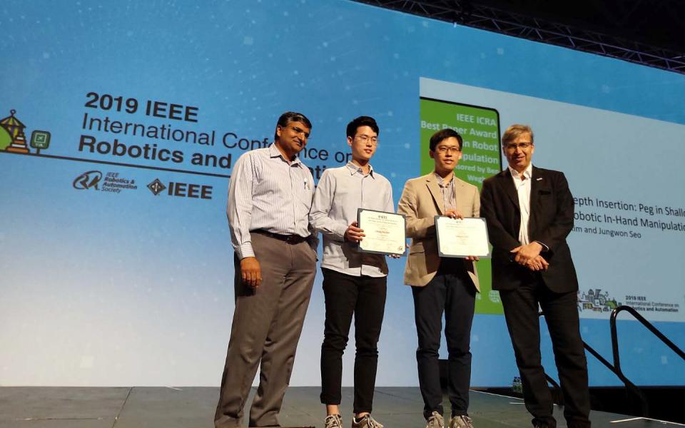 Prof. Seo Jungwon (second right) and MPhil student Kim Chung-Hee (second left) received the Best Paper Award in Robot Manipulation at the IEEE International Conference on Robotics and Automation.