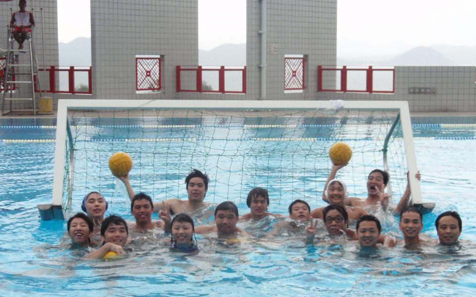 Sai-Kit (front row, third right) loves water sports. Wherever he swam overseas, he missed the HKUST swimming pool. He was the captain of the HKUST Swimming Team and a member of the Water Polo Team. 