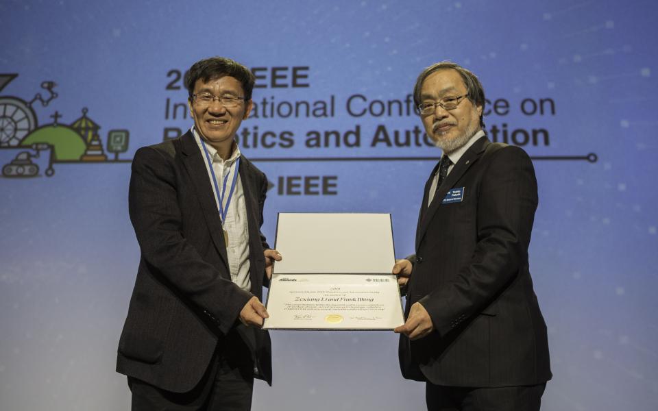 Prof. Li Zexiang (left) was presented with the 2019 IEEE Robotics and Automation Award at the IEEE International Conference on Robotics and Automation. Another co-recipient is alumnus Frank Wang (not pictured).