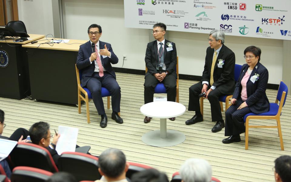 Dr Winnie Tang (1st right), Founder and Honorary President, Smart City Consortium, leads a panel discussion on smart city initiatives in Hong Kong. On the panel were (from left) Ir Allen Yeung, Government Chief Information Officer; Ir Dr Julian Kwan, Chief Geotechnical Engineer, Civil Engineering and Development Department; and Mr Silas Liu, Chief Town Planner, Planning Department.