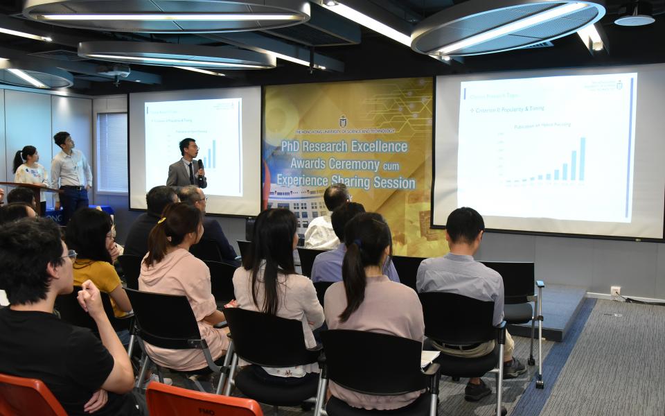 Dr. Yu Xianghao gave a sharing of his research life to current students after receiving the award.