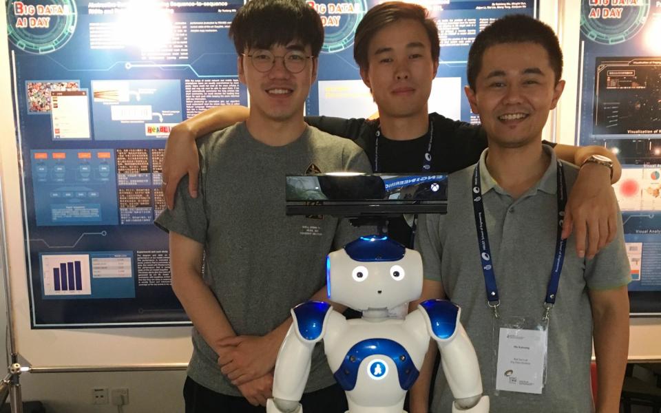 微信-香港科技大学人工智能联合实验室的学生展示他们的研究项目。  