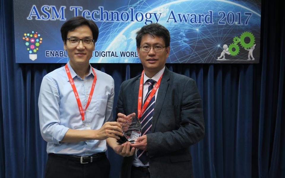 Prof Christopher Chao (right), Head of Mechanical and Aerospace Engineering, received a memorial crystal for Institution of Gold Award on behalf of the School of Engineering from Mr Eric Mok (Vice President, Technology, ASMPT)