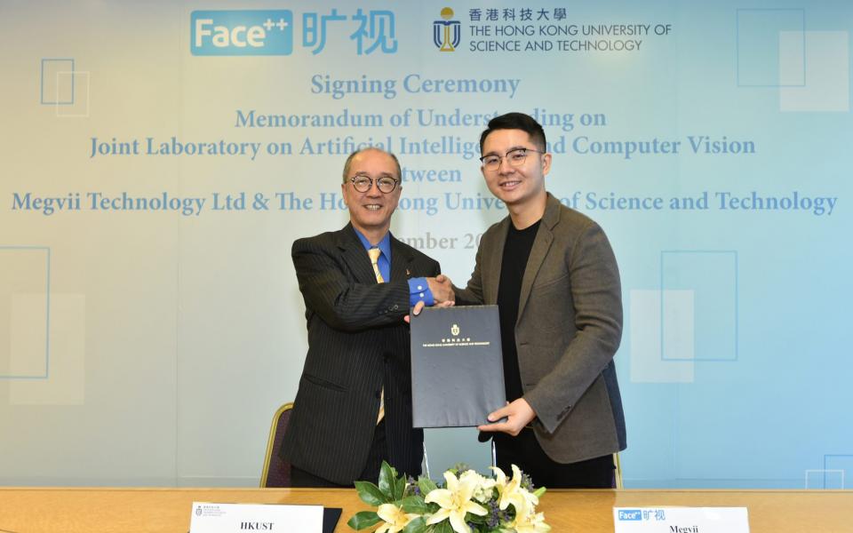 HKUST President Prof Tony F Chan (left) and Megvii Co-founder and CEO Mr Qi Yin sign a MOU on establishing a joint laboratory.