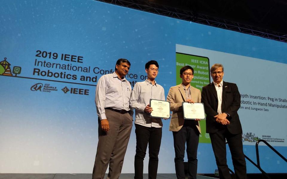 Prof. Seo Jungwon (second right) and MPhil student Kim Chung-Hee (second left) received the Best Paper Award in Robot Manipulation at the IEEE International Conference on Robotics and Automation.