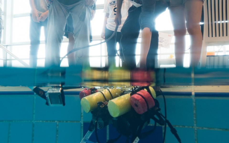 3. Inter-school underwater robot competition. They put their product into the water for testing.